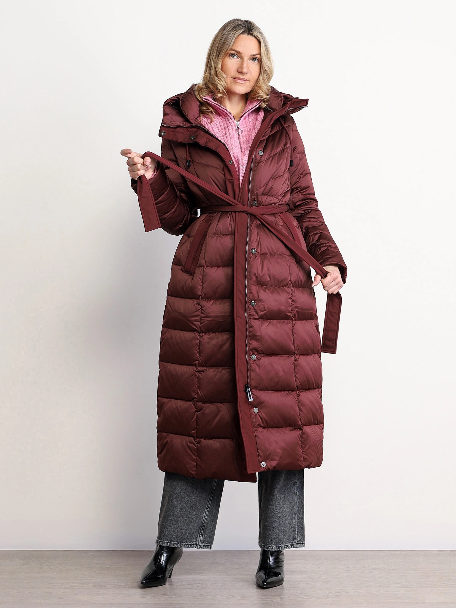 Пуховик бордового цвета с капюшоном